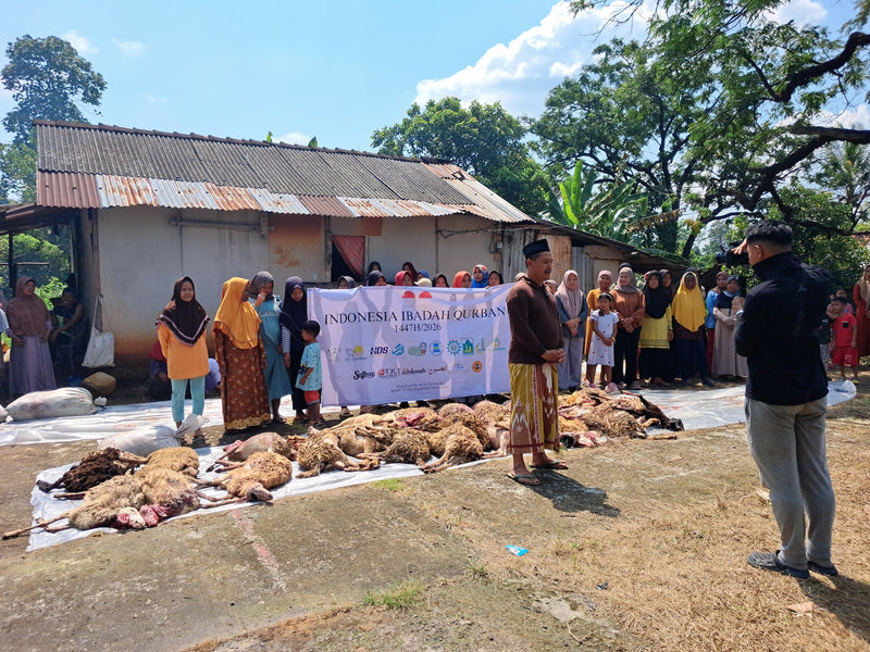 Volunteers distributing food parcels