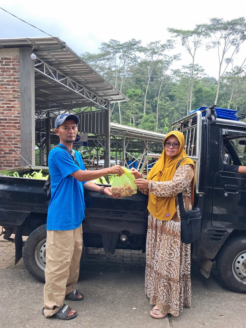 Volunteers distributing food parcels