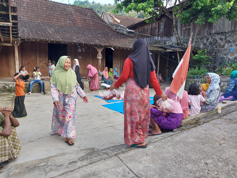 Volunteers distributing food parcels