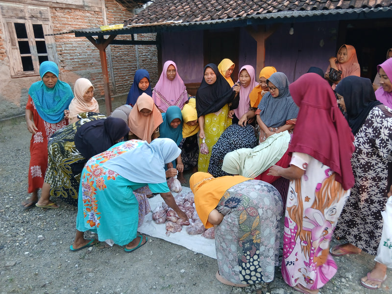 Volunteers distributing food parcels