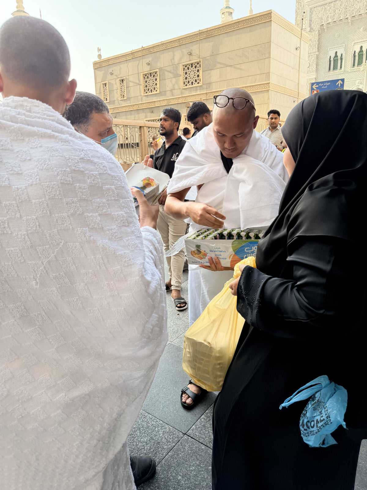 Provide a Food Pack in Makkah